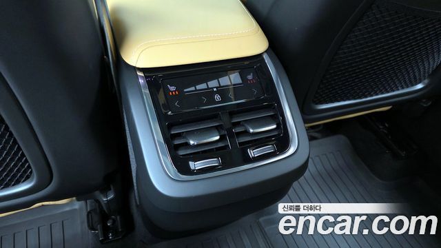 Volvo XC60 2021 — photo 18