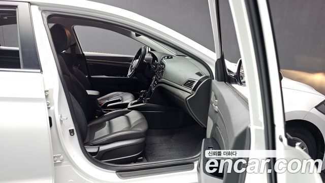 Hyundai AVANTE 2016 — photo 11