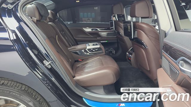 BMW 7-Series 2018 — photo 11