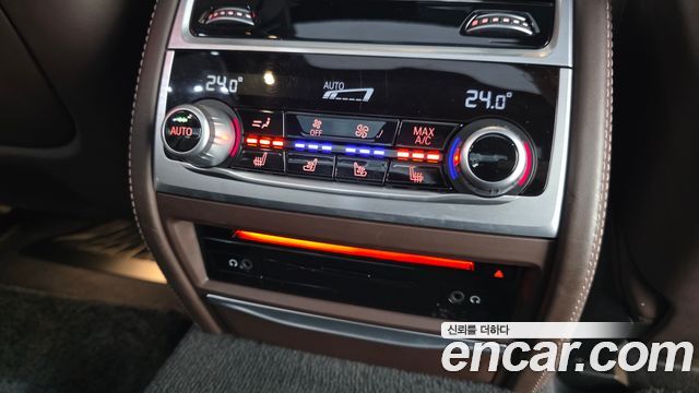 BMW 7-Series 2018 — photo 18