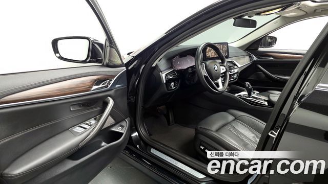 BMW 5-Series 2022 — photo 10