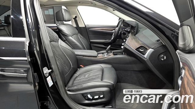 BMW 5-Series 2022 — photo 11