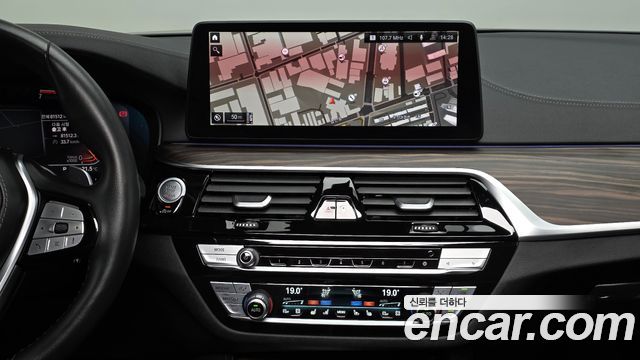 BMW 5-Series 2022 — photo 14