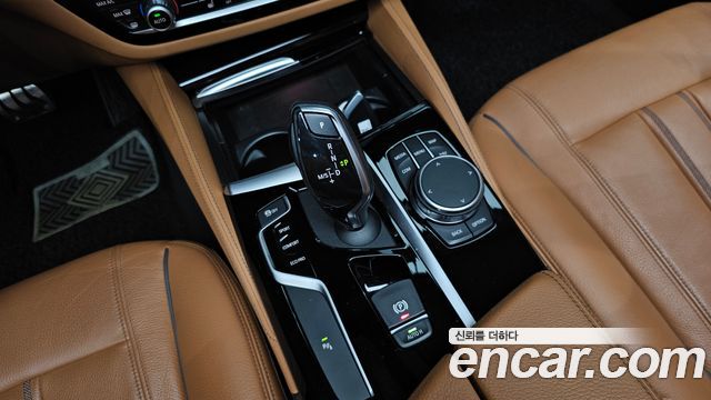 BMW 5-Series 2018 — photo 12