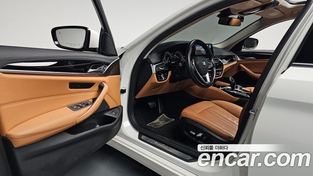 BMW 5-Series 2018 — photo 13
