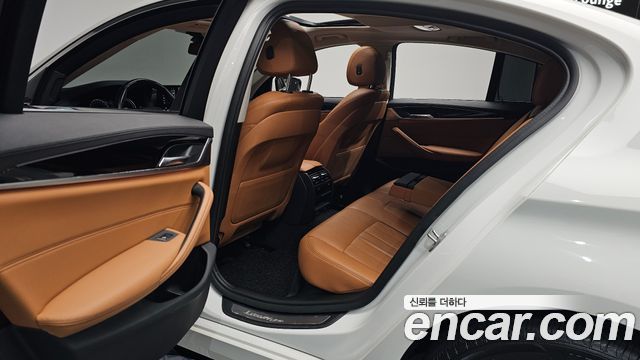 BMW 5-Series 2018 — photo 17