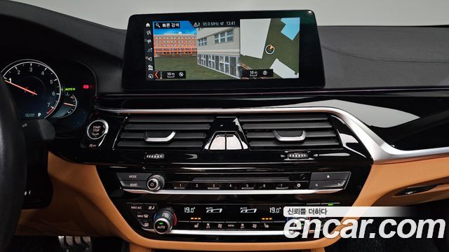 BMW 5-Series 2018 — photo 19