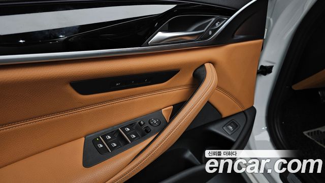 BMW 5-Series 2018 — photo 24