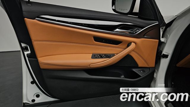BMW 5-Series 2018 — photo 14