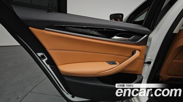 BMW 5-Series 2018 — photo 15