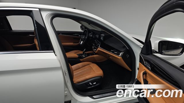 BMW 5-Series 2018 — photo 16