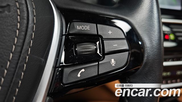 BMW 5-Series 2018 — photo 30