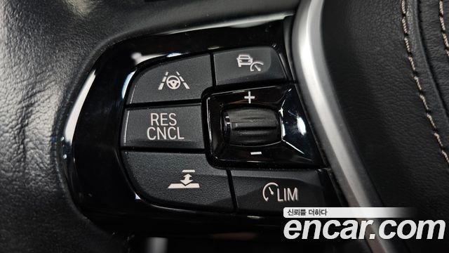 BMW 5-Series 2018 — photo 32