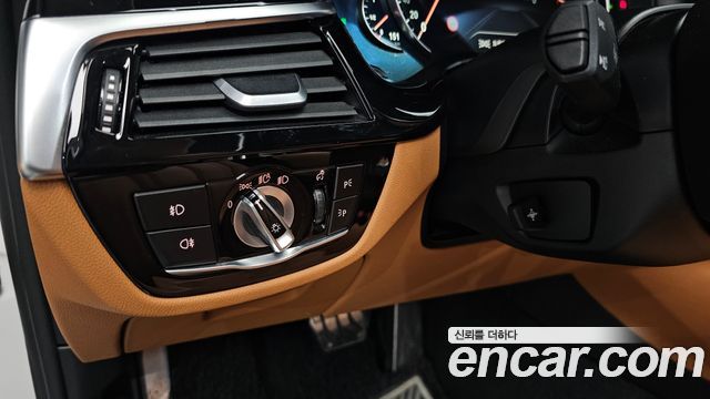 BMW 5-Series 2018 — photo 33