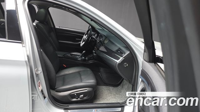 BMW 5-Series 2016 — photo 11