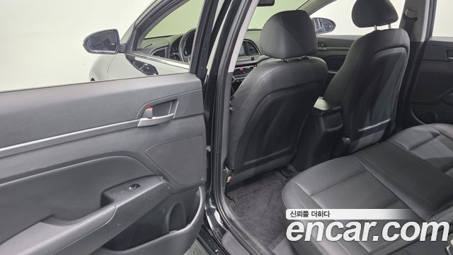 Hyundai AVANTE 2018 — photo 18