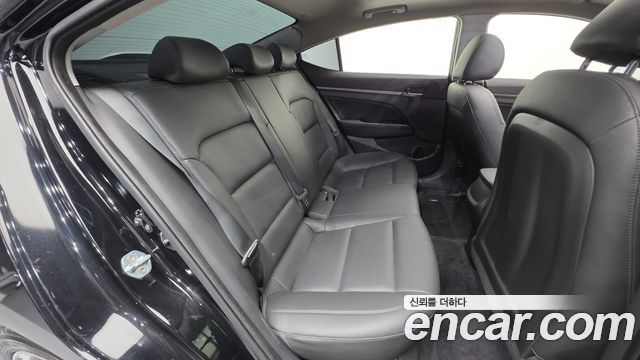 Hyundai AVANTE 2018 — photo 19
