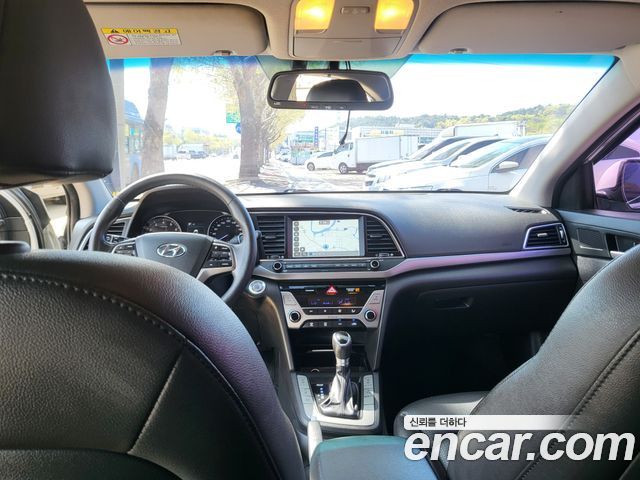 Hyundai AVANTE 2018 — photo 16