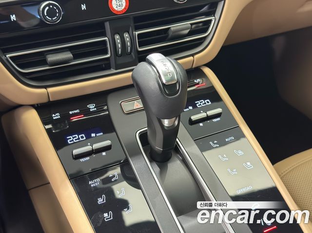 Porsche Macan 2022 — photo 16