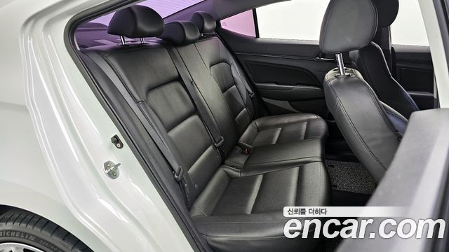 Hyundai AVANTE 2017 — photo 11