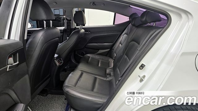Hyundai AVANTE 2017 — photo 12