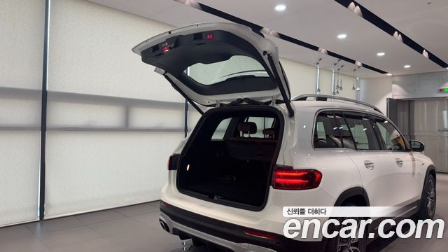 Mercedes-Benz GLB-Class 2025 — photo 10
