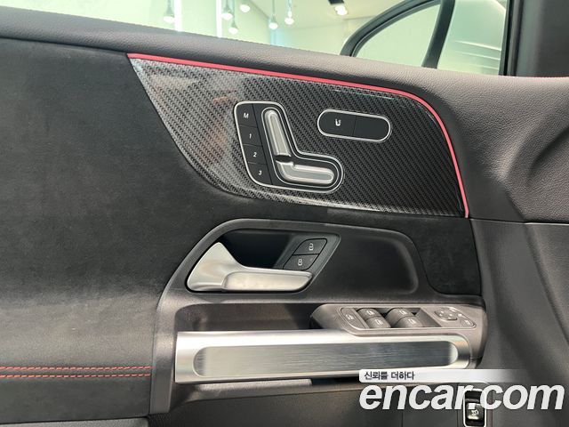 Mercedes-Benz GLB-Class 2025 — photo 14