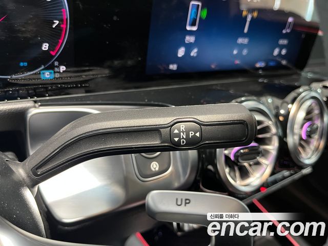Mercedes-Benz GLB-Class 2025 — photo 15