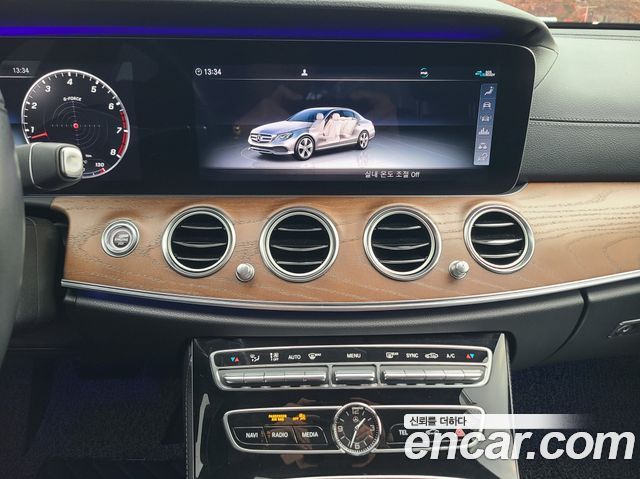 Mercedes-Benz E-Class 2020 — photo 9