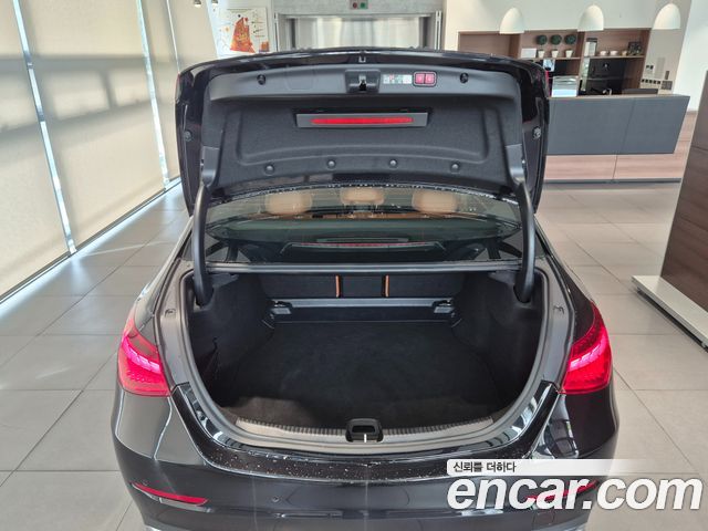 Mercedes-Benz C-Class 2025 — photo 5
