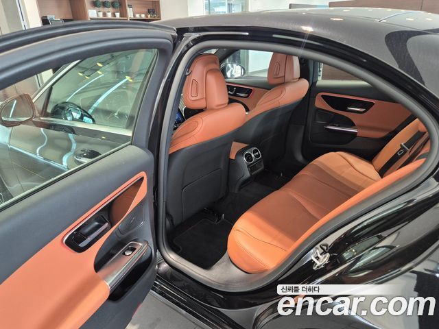 Mercedes-Benz C-Class 2025 — photo 10