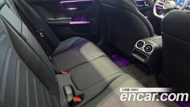 Mercedes-Benz C-Class 2025 — photo 11