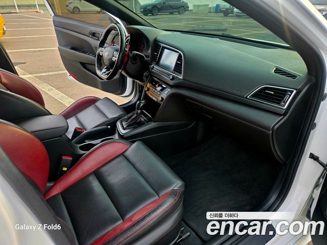 Hyundai AVANTE 2018 — photo 13