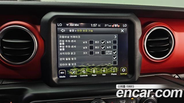 Jeep Wrangler 2021 — photo 16