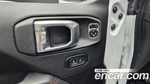 Jeep Wrangler 2021 — photo 18