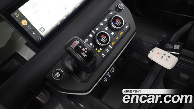 Land Rover Defender 2020 — photo 12