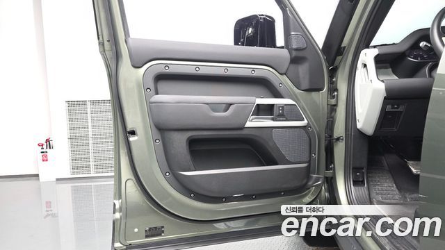 Land Rover Defender 2020 — photo 14