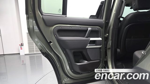 Land Rover Defender 2020 — photo 15