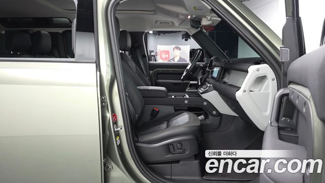 Land Rover Defender 2020 — photo 16