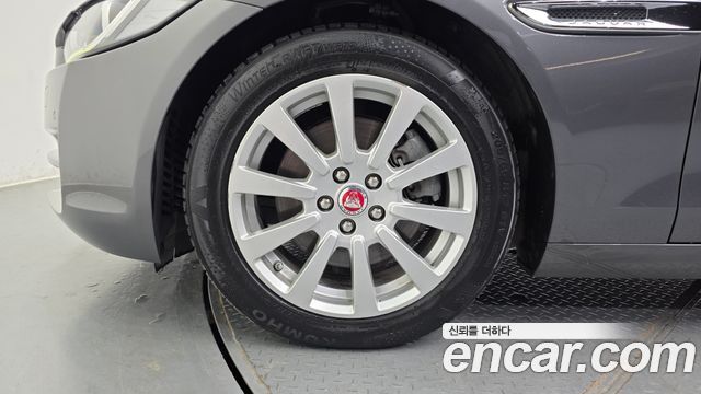 Jaguar XE 2016 — photo 5