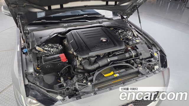Jaguar XE 2016 — photo 6