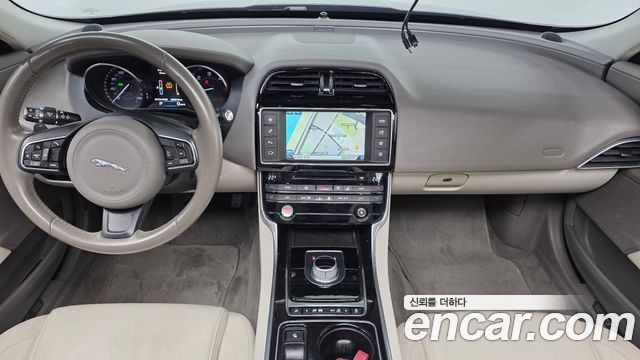 Jaguar XE 2016 — photo 7