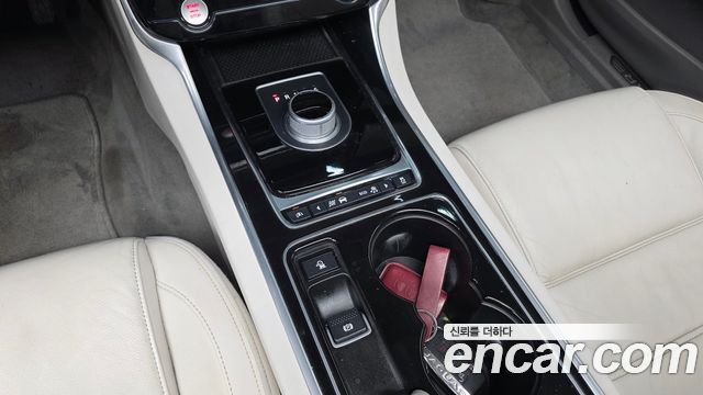 Jaguar XE 2016 — photo 9