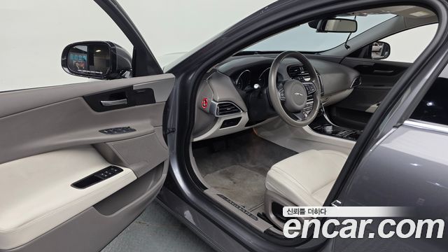 Jaguar XE 2016 — photo 10