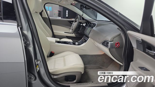 Jaguar XE 2016 — photo 11