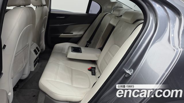 Jaguar XE 2016 — photo 12