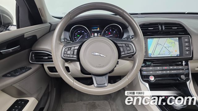 Jaguar XE 2016 — photo 13
