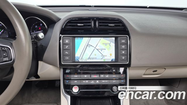 Jaguar XE 2016 — photo 14