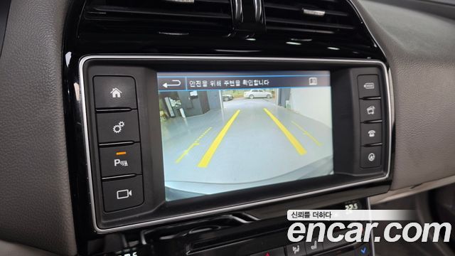 Jaguar XE 2016 — photo 15
