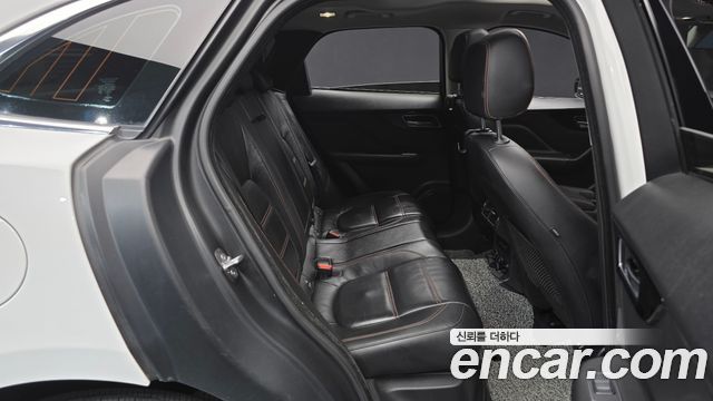 Jaguar F-PACE 2018 — photo 11